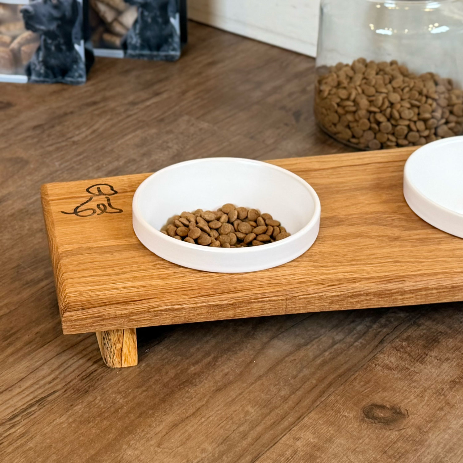 Handgefertigter Hundenapf aus Holz mit Keramikschalen – Bild 2
