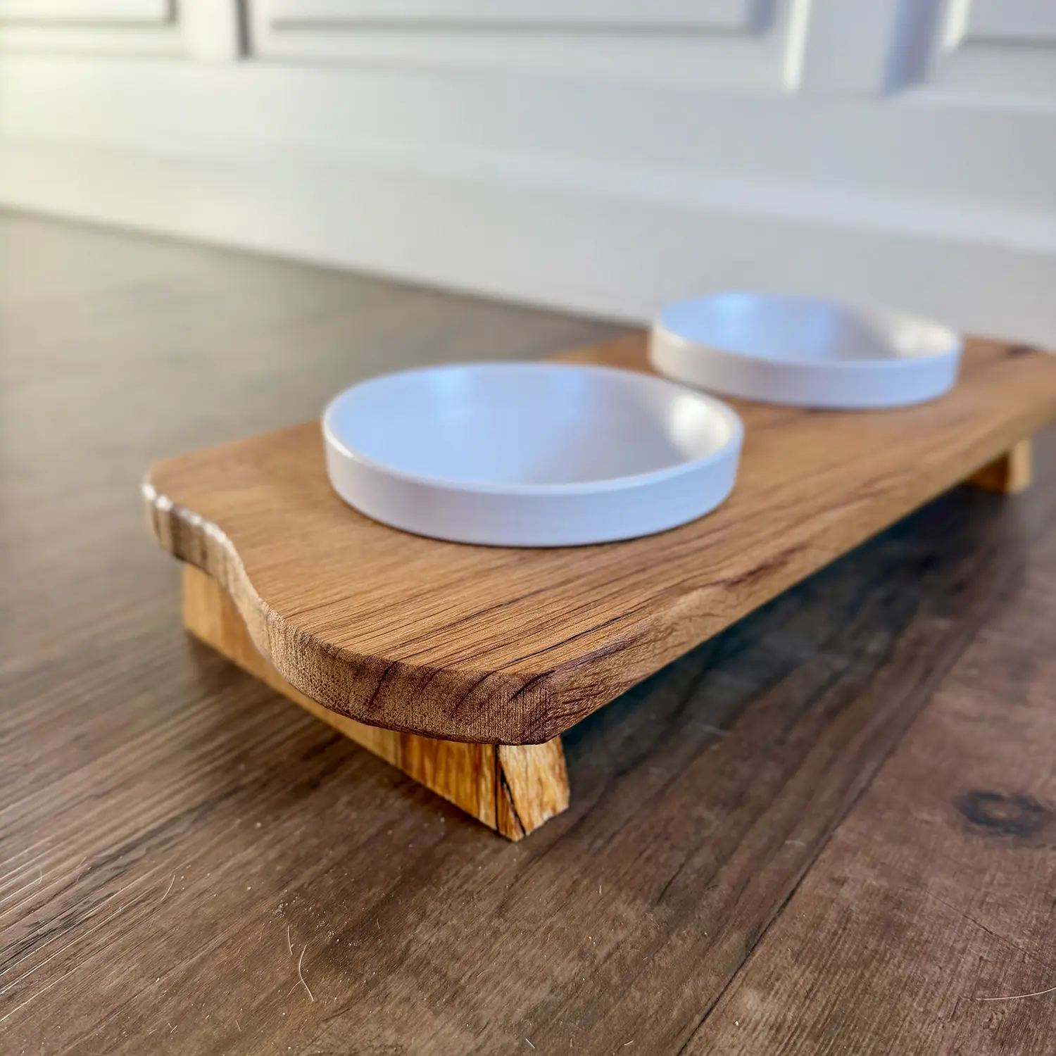 Handgefertigter Hundenapf aus Holz mit Keramikschalen #003 – Bild 2
